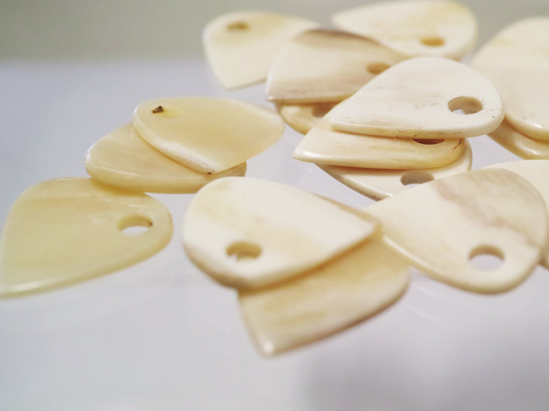 Animals Pedal Wild Picks (BB-TD-N-WH-SH) Buffalo Bone Tear Drop Side Hall White 3mm