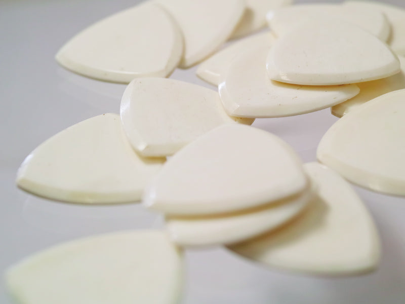 Animals Pedal Wild Picks (CB-TC-N-WH) Camel Bone Tri Pick Chamfer White 3mm