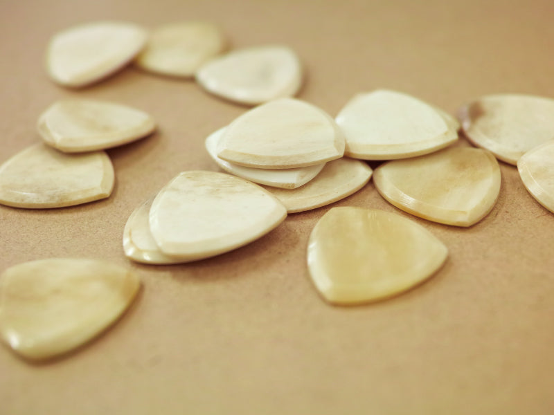 Animals Pedal Wild Picks (BB-TC-N-WH-S) Buffalo Bone Tri Pick Chamfer White Small 3mm