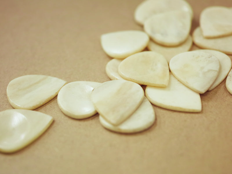 Animals Pedal Wild Picks (BB-TD-D-WH-S) Buffalo Bone Tear Drop Dent White Small