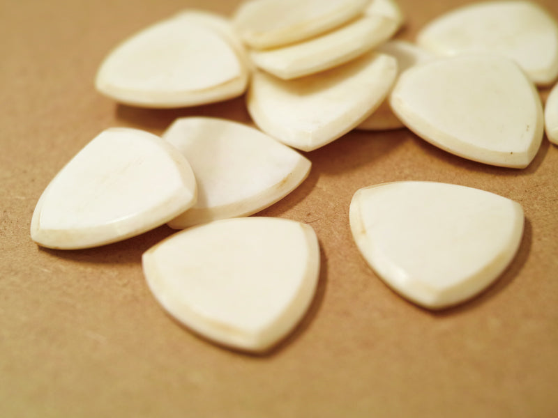 Animals Pedal Wild Picks (CB-TC-N-WH-S) Camel Bone Tri Pick Chamfer White Small 3mm