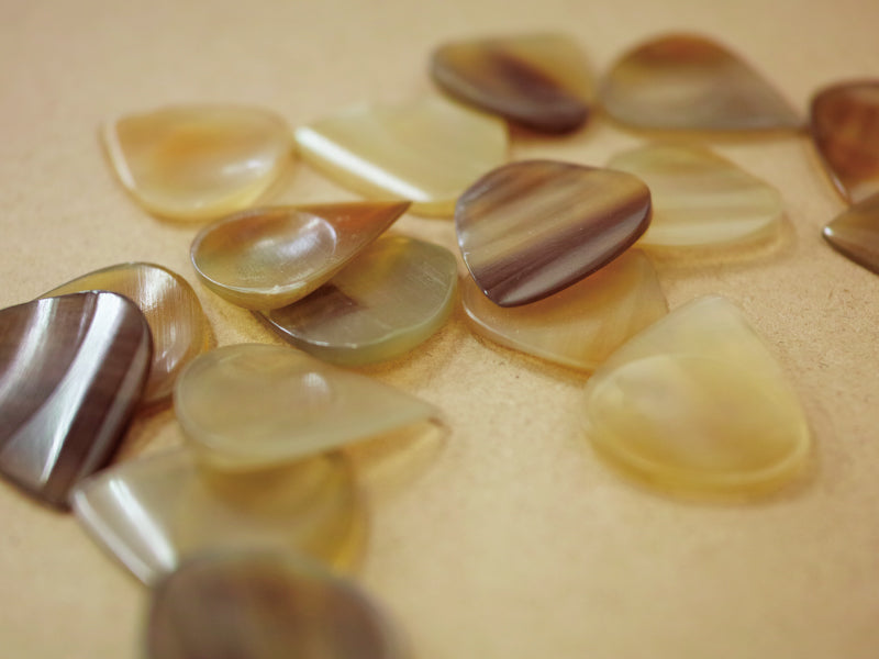Animals Pedal Wild Picks (CHR-JP-DD-BL-S) Cow Horn Jazz Pick Double Dent Blond Small 2.5mm