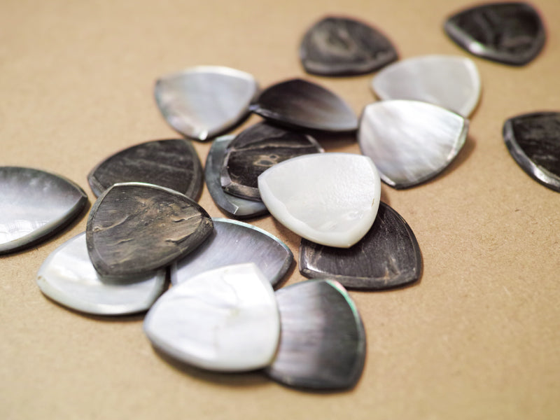 Animals Pedal Wild Picks (MOP-TC-N-BK-S) Mother of Pearl Tri Pick Chamfer Black Small 2.5mm~3mm