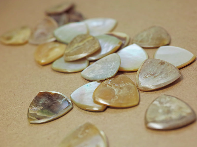 Animals Pedal Wild Picks (MOP-TC-N-WH-S) Mother of Pearl Tri Pick Chamfer White Small 3mm