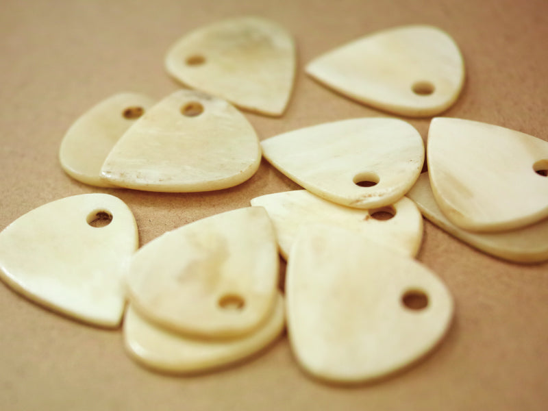 Animals Pedal Wild Picks (RAHR-TD-N-WH-SH-S) Ram Horn Tear Drop White Side Hall Small 2mm