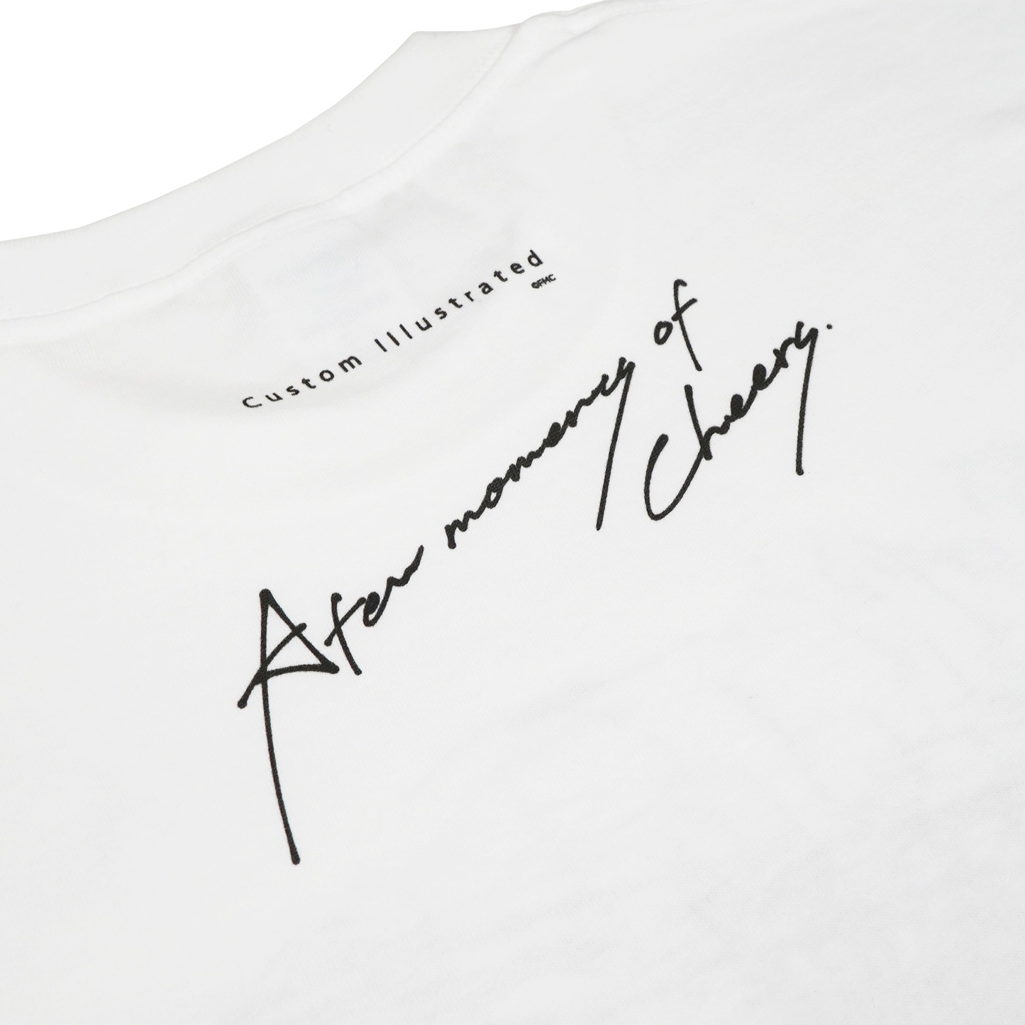 【12月8日 (月) 18:00 受注開始】Custom Illustrated / 数分間のエールを 才能って何だ？ Tシャツ ホワイト【2026年 1月下旬入荷予定】